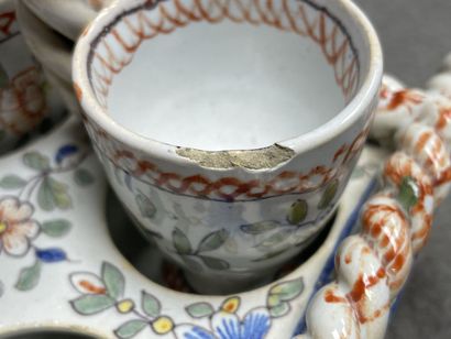 Oeufrier en faïence de Desvres à décor ROUEN,
Manquent...