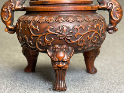 $
Brule parfum en bois sculpté. 
Chine XIX°
H....
