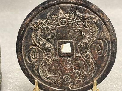 Pot à pinceau et monnaie chinoise ou vietnamienne...