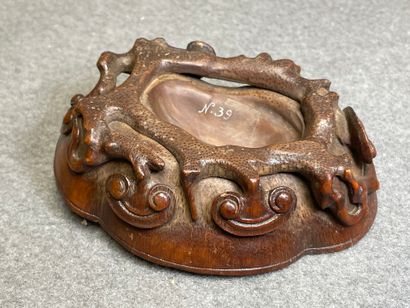 Rince-pinceaux en bois sculpté. 
Chine XIX°
4...