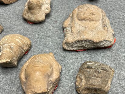 Lot d'objets de fouilles. 
H. : de 2 à 6...