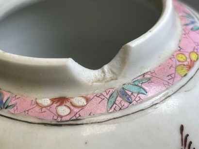 Théière en pocelaine de Chine. 
H. :12 cm....