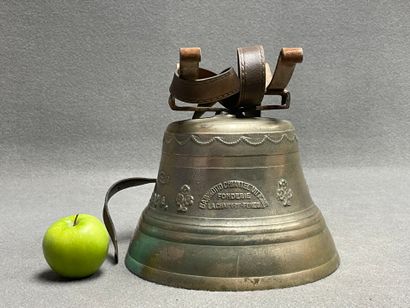 Importante cloche en bronze datée 1924.
Fondeur...