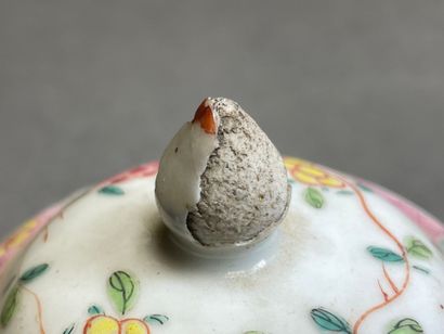 Théière en pocelaine de Chine. 
H. :12 cm....