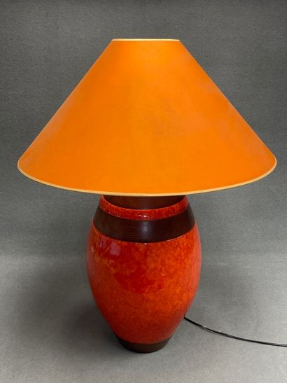 Grande lampe en céramique et bois orange.
H:...