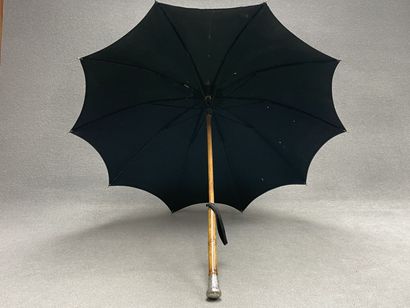 Deux parapluies fin XIX, pommeaux métal argenté....