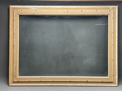 Grand cadre en bois et stuc avec verre. 
Dim....