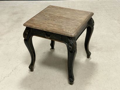 Table d'appoint en bois patiné.
Style Louis...
