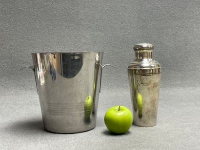 Shaker en métal argenté et seau à champagne...