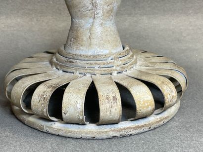 Urne ajourée en métal patiné. 
H. :38 cm....
