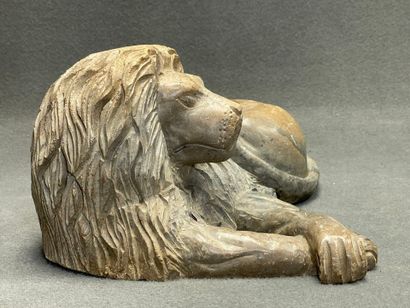 Lion en pierre sculptée moderne.
Monogrammé.
19...