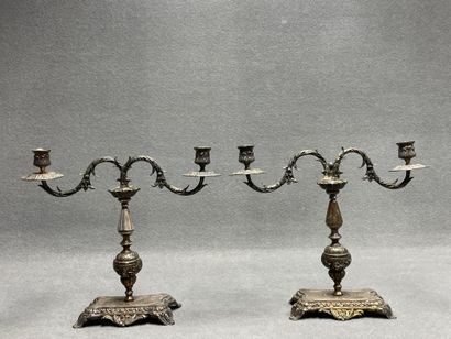Paire de bougeoirs à deux lumières en métal...