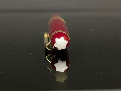 MONTBLANC Stylo plume bordeaux avec cartouches...