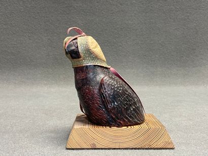 Tête de faucon en grès émaillé sur socle...