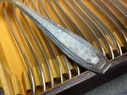 Ménagère de couverts en métal argenté et...