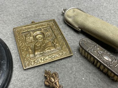 Lot d'objets de vitrine: 
Boites, pailles...