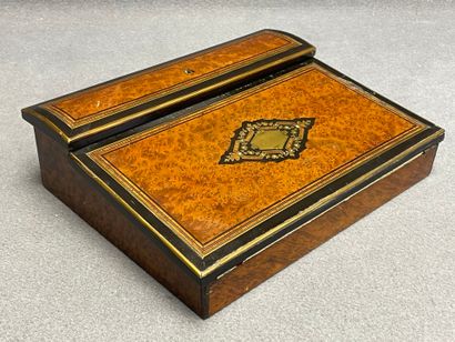 Ecritoire en placage de loupe et bois noirci,...