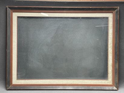 Grand cadre en bois et stuc avec verre. 
Dim....