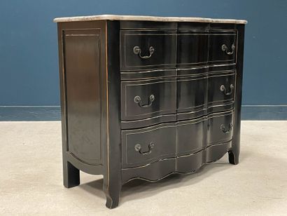 Commode à façade en arbalète ouvrant à trois...
