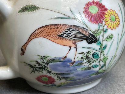 Théière en pocelaine de Chine. 
H. :12 cm....