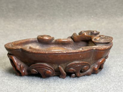 Rince-pinceaux en bois sculpté. 
Chine XIX°
4...