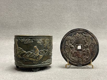 Pot à pinceau et monnaie chinoise ou vietnamienne...