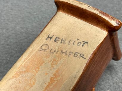 H. QUIMPER. 
Tirelire berceau en faience.
7...
