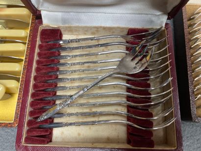 Lot comprenant: 
-Coffret de 12 couteaux....