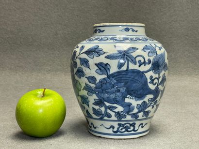 Vase en porcelaine de Chine. 
H. :16 cm....