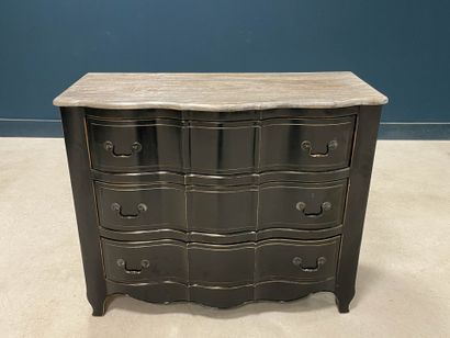Commode à façade en arbalète ouvrant à trois...