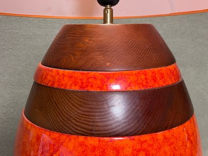 Grande lampe en céramique et bois orange.
H:...