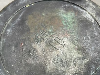 Pot à pinceau et monnaie chinoise ou vietnamienne...