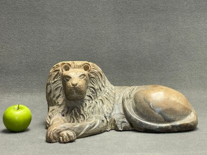 Lion en pierre sculptée moderne.
Monogrammé.
19...