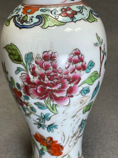 Vase en porcelaine de Chine. 
H. :19 cm.