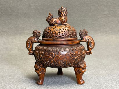 $
Brule parfum en bois sculpté. 
Chine XIX°
H....