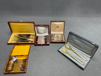 Lot comprenant: 
-Coffret de 12 couteaux....