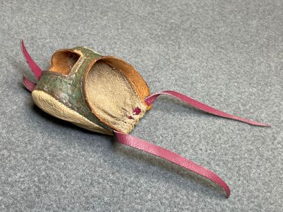 Tête de faucon en grès émaillé sur socle...