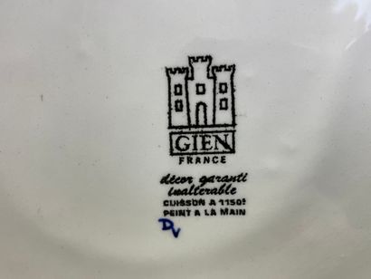 GIEN. 
Deux plats creux, modèle Renaissance...