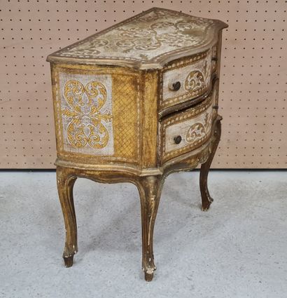 Petite commode à deux tiroirs en bois patiné...