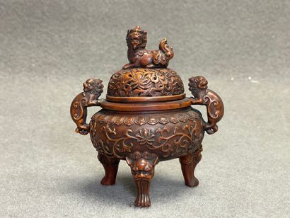 $
Brule parfum en bois sculpté. 
Chine XIX°
H....