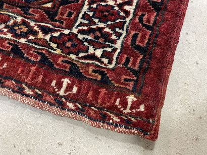Tapis de selle et tapis oriental. 
110 x...