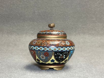 Bonbonnière en émaux cloisonné japonais
H....