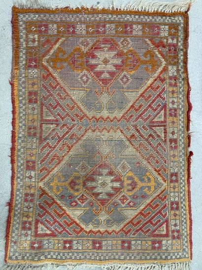 Tapis de selle et tapis oriental. 
110 x...