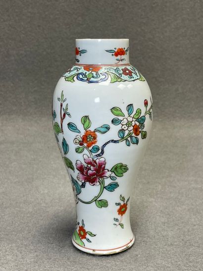 Vase en porcelaine de Chine. 
H. :19 cm.