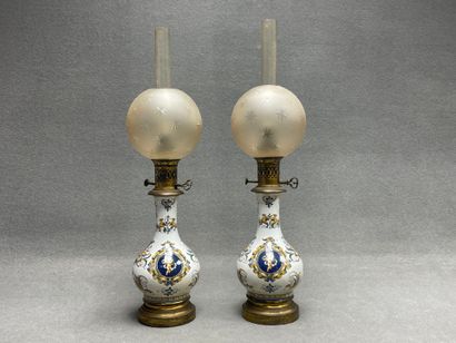 GIEN Paire de lampes à pétrole en faience,...