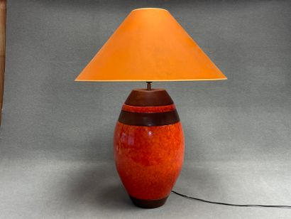 Grande lampe en céramique et bois orange.
H:...