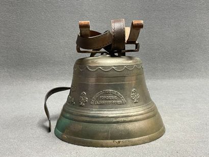 Importante cloche en bronze datée 1924.
Fondeur...