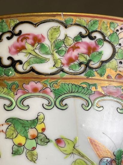 Bol en porcelaine de Canton polychrome 
H:...