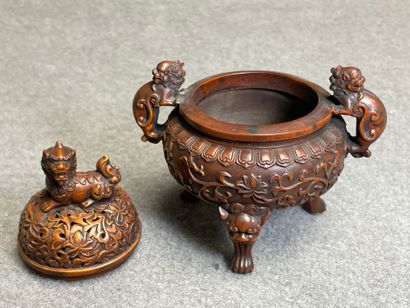 $
Brule parfum en bois sculpté. 
Chine XIX°
H....