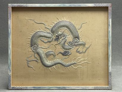 Broderie en relief à décor de dragon. 
40...